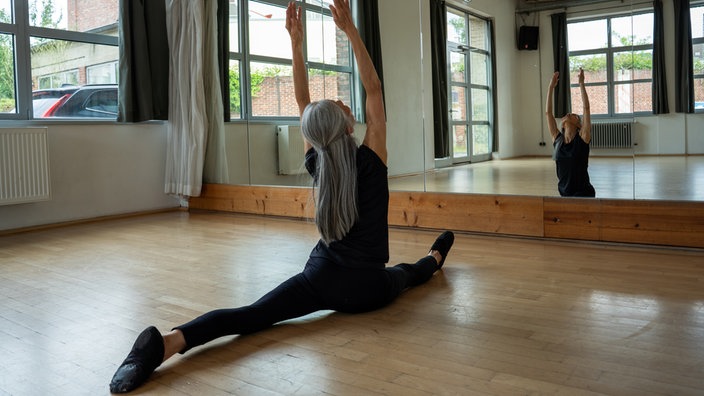 Yogalehrerin Kunie Baba macht einen Spagat