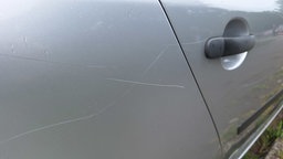 Silbernes Auto mit mehreren Kratzern 