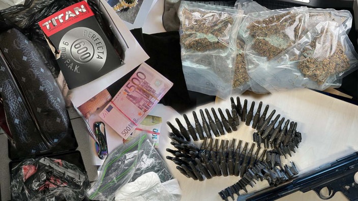 Die Ermittler stellten eine hohe Summe Bargeld, Waffen sowie weitere Gegenstände sicher.