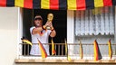 Deutschlandfan Achim Klimmeck hält ein Replika des WM-Pokals in die Höhe