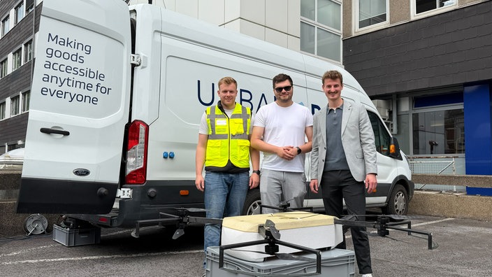 Start-up Gründer des Drohnensystems stehen vor Drohne