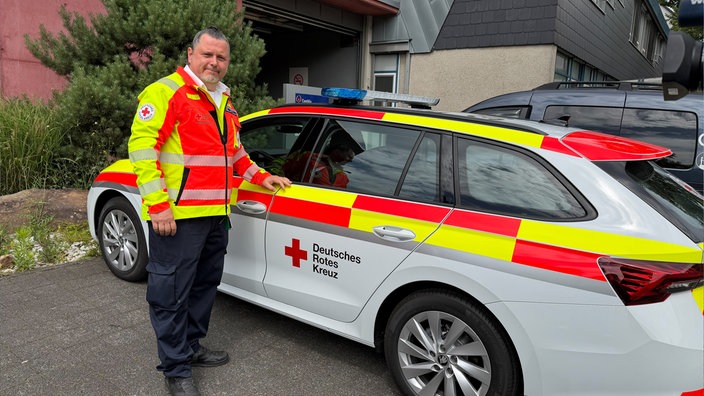 Kurierdienst des DRK vor DRK Auto