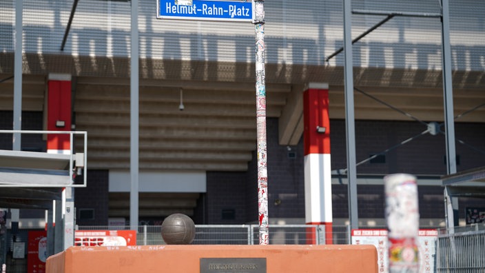 Fehlende Helmut-Rahn-Statue wegen Reparatur vor dem RWE-Stadion in Essen