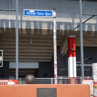 Fehlende Helmut-Rahn-Statue wegen Reparatur vor dem RWE-Stadion in Essen