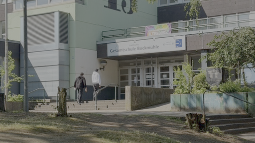 Blick auf den Eingang eines maroden Schulgebäudes