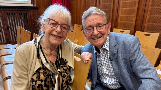 Die Holocaustüberlebenden Eva Weyl und Wolfgang Polak sitzen nebeneinander