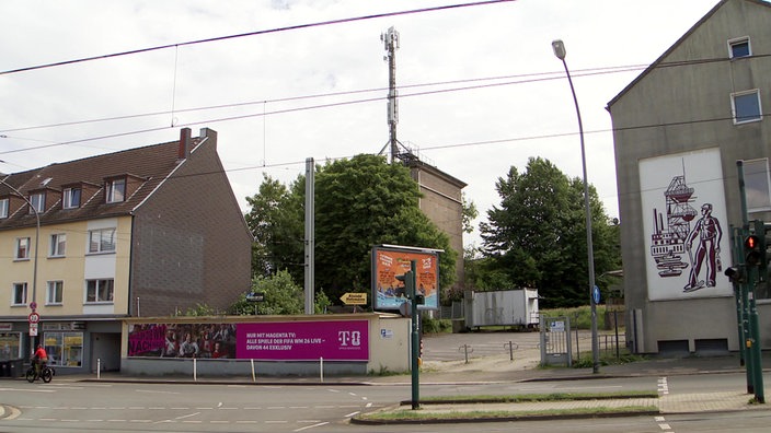 Häuser an der Frintroper Straße in Essen, dazwischen ein Hof
