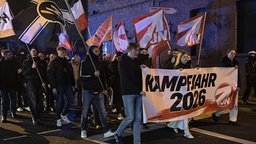 Junge Rechte und Rechtsextreme ziehen mit einem Banner mit der Aufschrift "Kampfjahr 2026" durch den Essener Stadtteil Kray