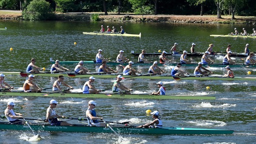 Ruderinnen und Ruderinnen auf dem Baldeneysee