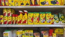 Rattengift Mäuseköder und Ameisengifte im Regal im Baumarkt