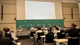 Sitzung im Ruhrparlament, Abgeordnete im Saal vor dem Vorsitz