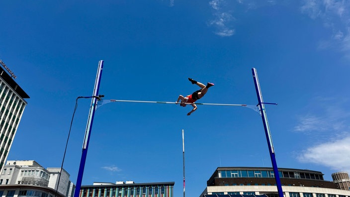 Leichtathlet Ben Duwenbeck beim Stabhochsprung
