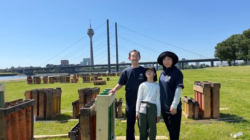 Feuerwerksmeister Hideki Kubota, seine Frau Yukiko Kubota und Tochter Rirei Kubota auf der Rheinwiese 