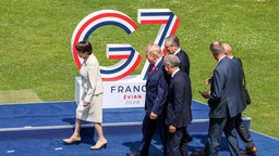 Die Regierungschefs der G7-Mitgliedstaaten begeben sich vor einem Gruppenfoto während des G7-Gipfels in Évian auf ihre Plätze