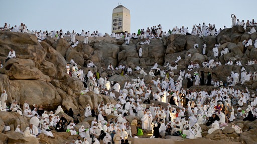 Viele Pilger steigen den Berg Arafat, Saudi-Arabien, hinauf
