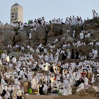 Viele Pilger steigen den Berg Arafat, Saudi-Arabien, hinauf