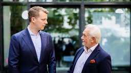  Henning Höne und Wolfgang Kubicki im Garten des Hans-Dietrich-Genscher-Hauses