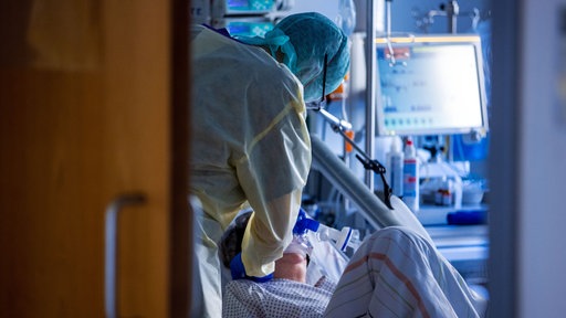 Ein Patient wird auf einer Intensivstation versorgt