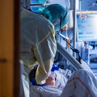Ein Patient wird auf einer Intensivstation versorgt