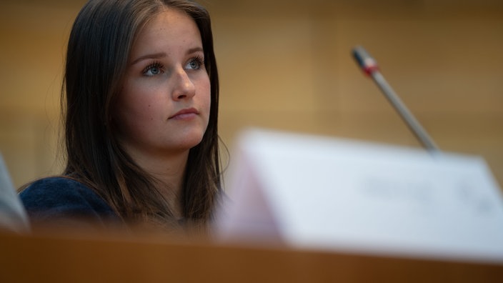 Junge Menschen debattieren im Düsseldorfer Landtag beim Wettbewerb "Jugend debattiert"