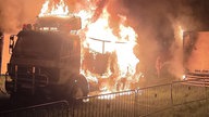 Marco Krämer versucht in Unterwäsche einen brennenden Wagen zu löschen.