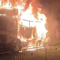 Marco Krämer versucht in Unterwäsche einen brennenden Wagen zu löschen.