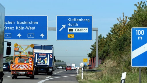 Autobahnausfahrt Richtung Eifeltor