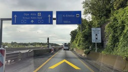 Pfeile auf der Fahrspur verdeutlichen den vorgeschriebenen 50-Meter-Abstand der Fahrzeuge.