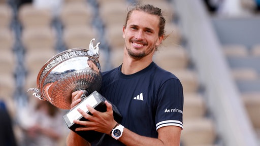 Alexander Zverev mit dem Gewinnerpokal bei den French Open 2026