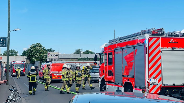 Die Feuerwehr war mit mehreren Einsatzfahrzeugen im Einsatz.