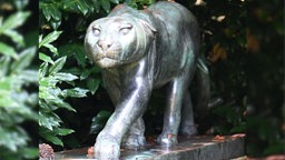 Zu sehen ist ein Bronze-Panther im Rodenkirchener Südpark.