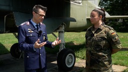 Dr. Thorsten Weber, Referatsleiter für Militärseelsorge, im Gespräch mit Soldatin K.