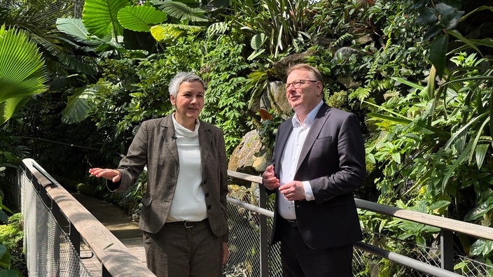 Die Leiterin des Botanischen Gartens führt Kölns Oberbürgermeister Burmester durch das neue Gewächshaus der Kölner Flora.