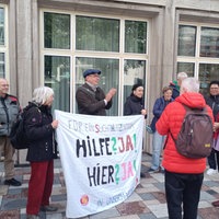 Demonstrierende Menschen stehen vor dem Rathaus in Köln.