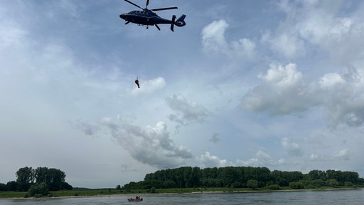 Übung einer Wasserrettung mit Hubschrauber am Rhein