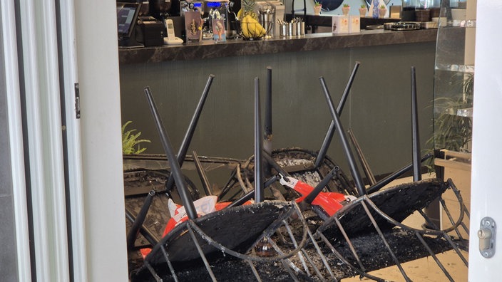 Die Frontscheibe des Cafés, das Opfer des Angriff wurde