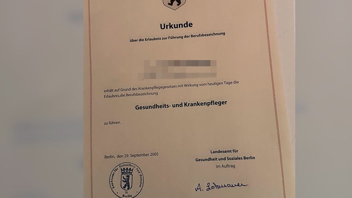 Zu sehen ist die gefälschte Urkunde der Krankenpflegerin.