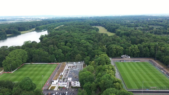 Zu sehen ist das Geißbockheim des 1. FC Köln und im Hintergrund der Grüngürtel.