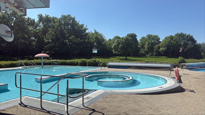 Schwimmbecken "Erftlagune" im Freibad Kerpen. 
