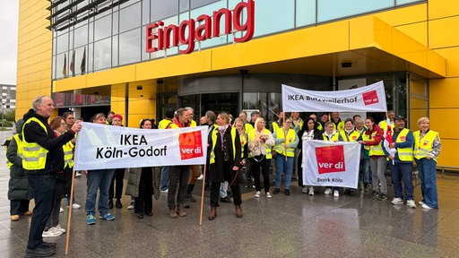 40 IKEA-Mitarbeiter streiken in Köln mit Plakaten vor dem Eingang der Filiale Am Butzweilerhof.