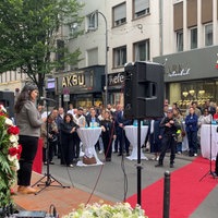Derya Karadag spricht auf einer Bühne in der Keupstraße.