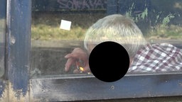 Mann konsumiert Drogen neben Aufzug