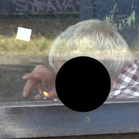 Mann konsumiert Drogen neben Aufzug