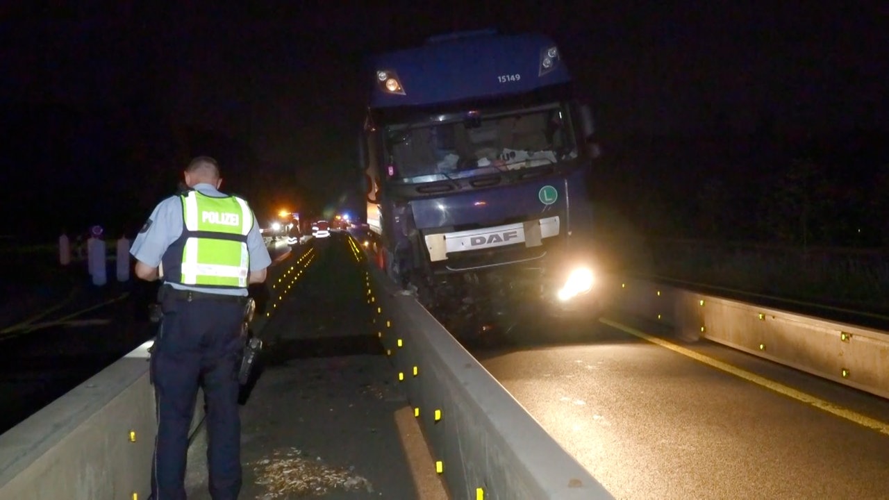 Auf der A4 ist ein Lkw in eine Betonwand gefahren.