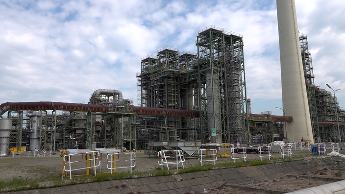 Kerosin-Produktion läuft in der Kölner Shell-Raffinerie ohne Engpass
