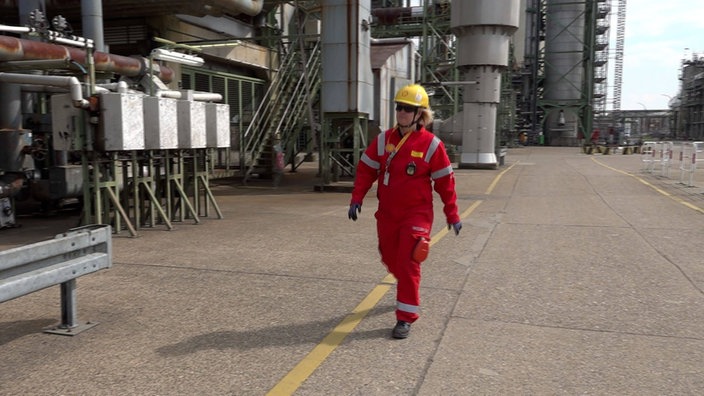 Stefanie Wenz stellt mit ihrem Team bei Shell Kerosin her
