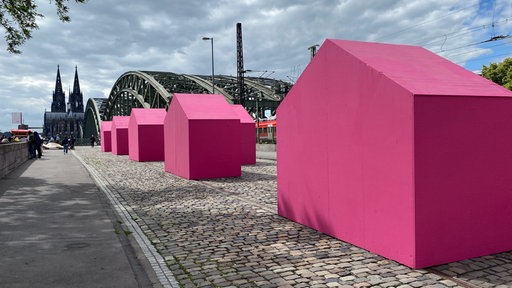 Installation von Rosa Häuser vor der Hohenzollernbrücke in Köln