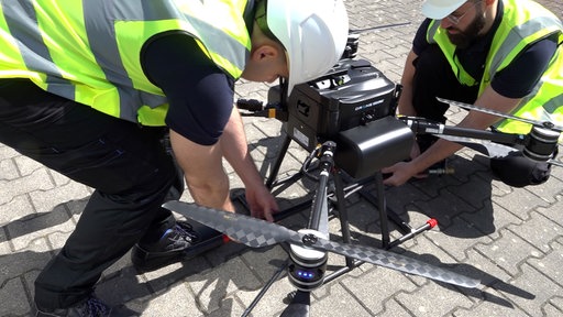 Einsatz von Drohne gegen Eis auf Leverkusener Brücke