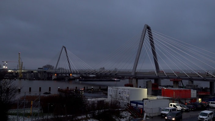 Leverkusener Brücke: schon zweimal wegen Absturz von Eis gesperrt