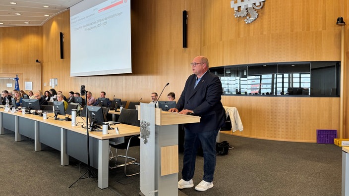 Oberbürgermeister Stefan Hebbel am Pult bei seiner Haushaltsrede im Rathaus Leverkusen